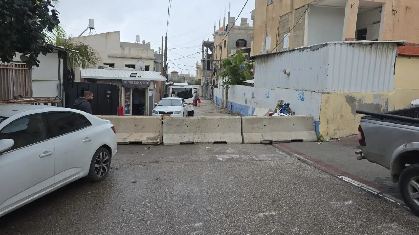 המשטרה הציבה מחסומים מבטון ברחובות בכפר ג'סר א-זרקא. 29 בדצמבר 2025.