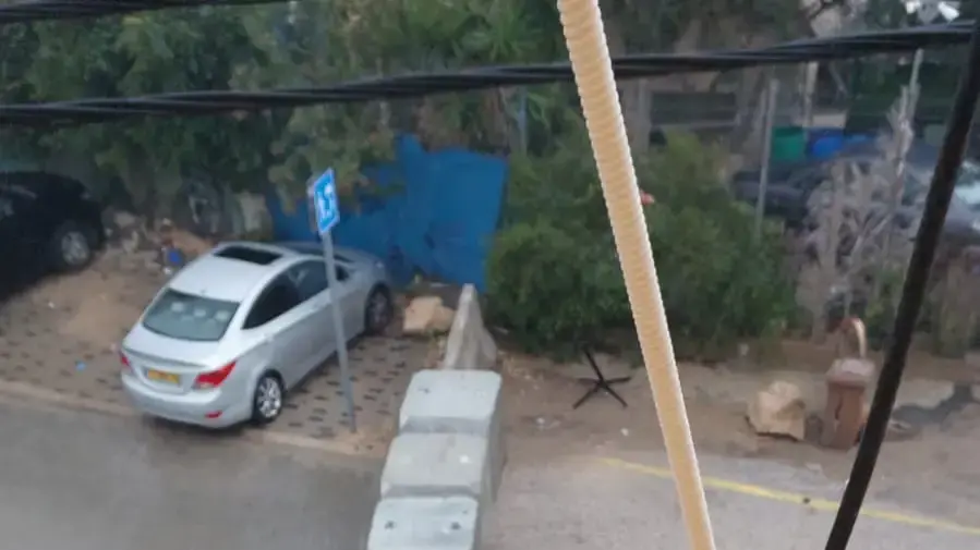 המשטרה הציבה מחסומים מבטון ברחובות בכפר ג'סר א-זרקא. 29 בדצמבר 2025. המשטרה הציבה מחסומים מבטון ברחובות בכפר ג'סר א-זרקא. 29 בדצמבר 2025.