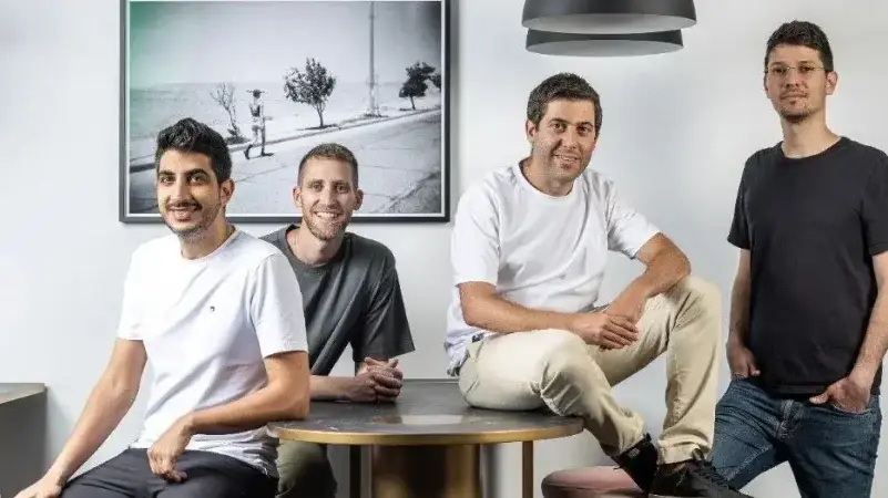 מייסדי וויז: רועי רזניק (מימין), עמי לוטבק, אסף רפפורט וינון קוסטיקה 
