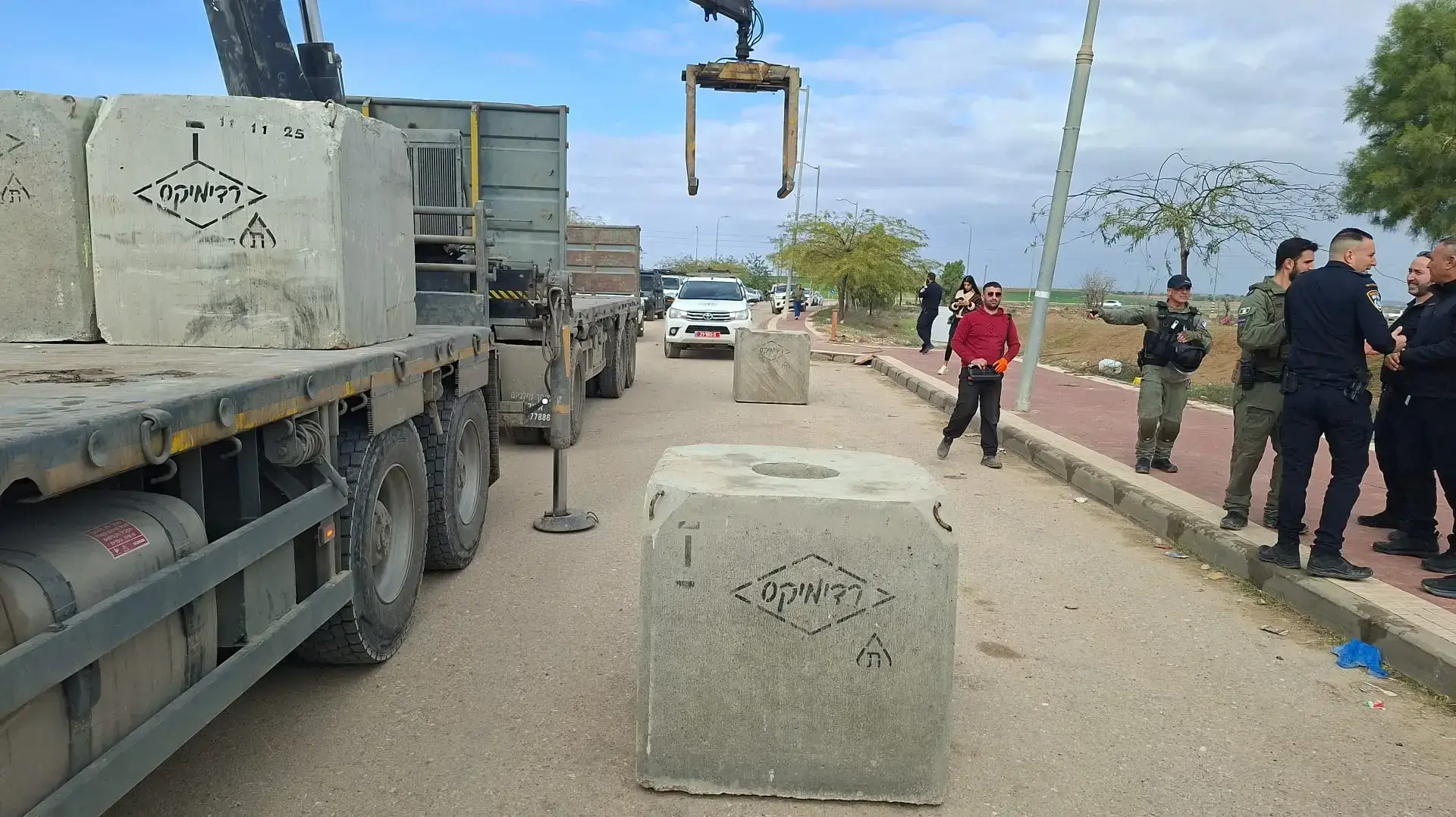 בטונדות הוצבו בכניסה ליישוב תראבין, 30 בדצמהר 2025 בטונדות הוצבו בכניסה ליישוב תראבין, 30 בדצמהר 2025