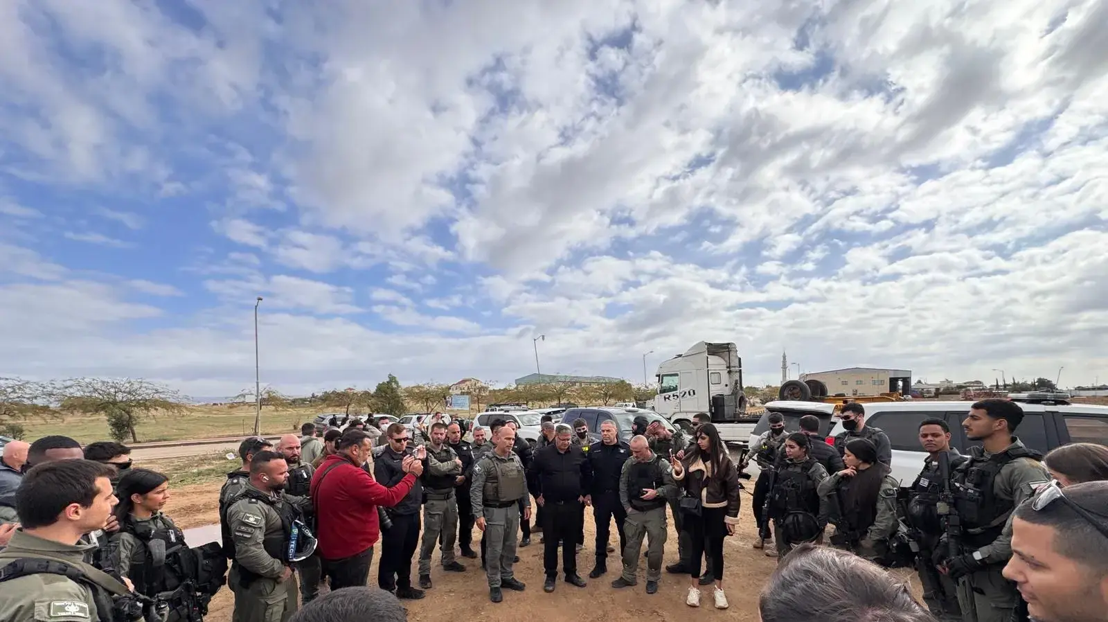 השר לביטחון לאומי איתמר בן גביר בכניסה ליישוב תראבין שבנגב, 30 בדצמבר 2025 השר לביטחון לאומי איתמר בן גביר בכניסה ליישוב תראבין שבנגב, 30 בדצמבר 2025