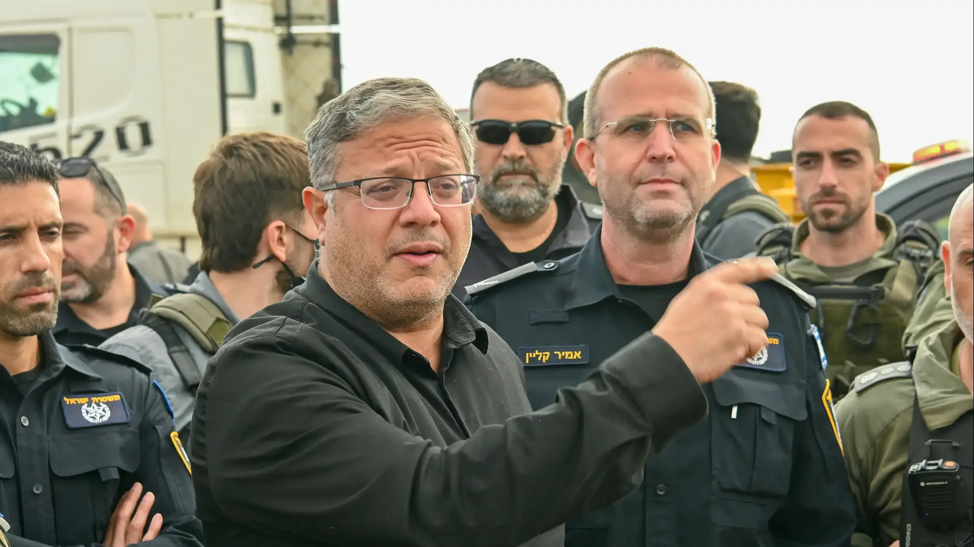 תנ"צ אמיר קליין, מפקד מרחב נגב במשטרה עם איתמר בן גביר השר לביטחון לאומי תנ"צ אמיר קליין, מפקד מרחב נגב במשטרה עם איתמר בן גביר השר לביטחון לאומי