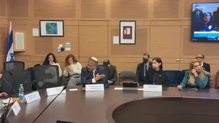 אחרי שהחרים את ועדות האופוזיציה - בן גביר הגיע במפתיע לוועדה לקידום מעמד האישה. התעמת עם חברות האופוזיציה ויצא - השוטרים יצאו יחד איתו אחרי שהחרים את ועדות האופוזיציה - בן גביר הגיע במפתיע לוועדה לקידום מעמד האישה. התעמת עם חברות האופוזיציה ויצא - השוטרים יצאו יחד איתו