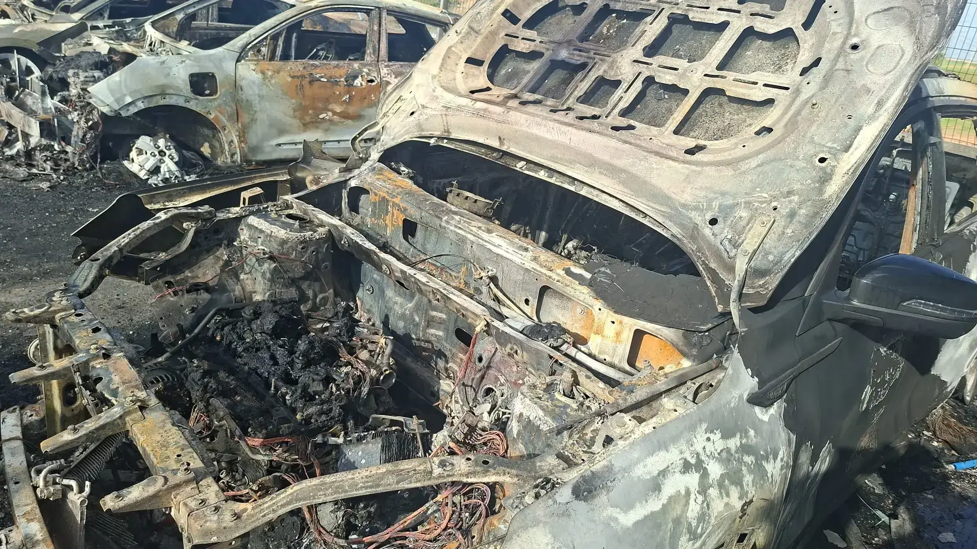 חמישה רכבים עלו באש בחניון ביישוב להבים חמישה רכבים עלו באש בחניון ביישוב להבים