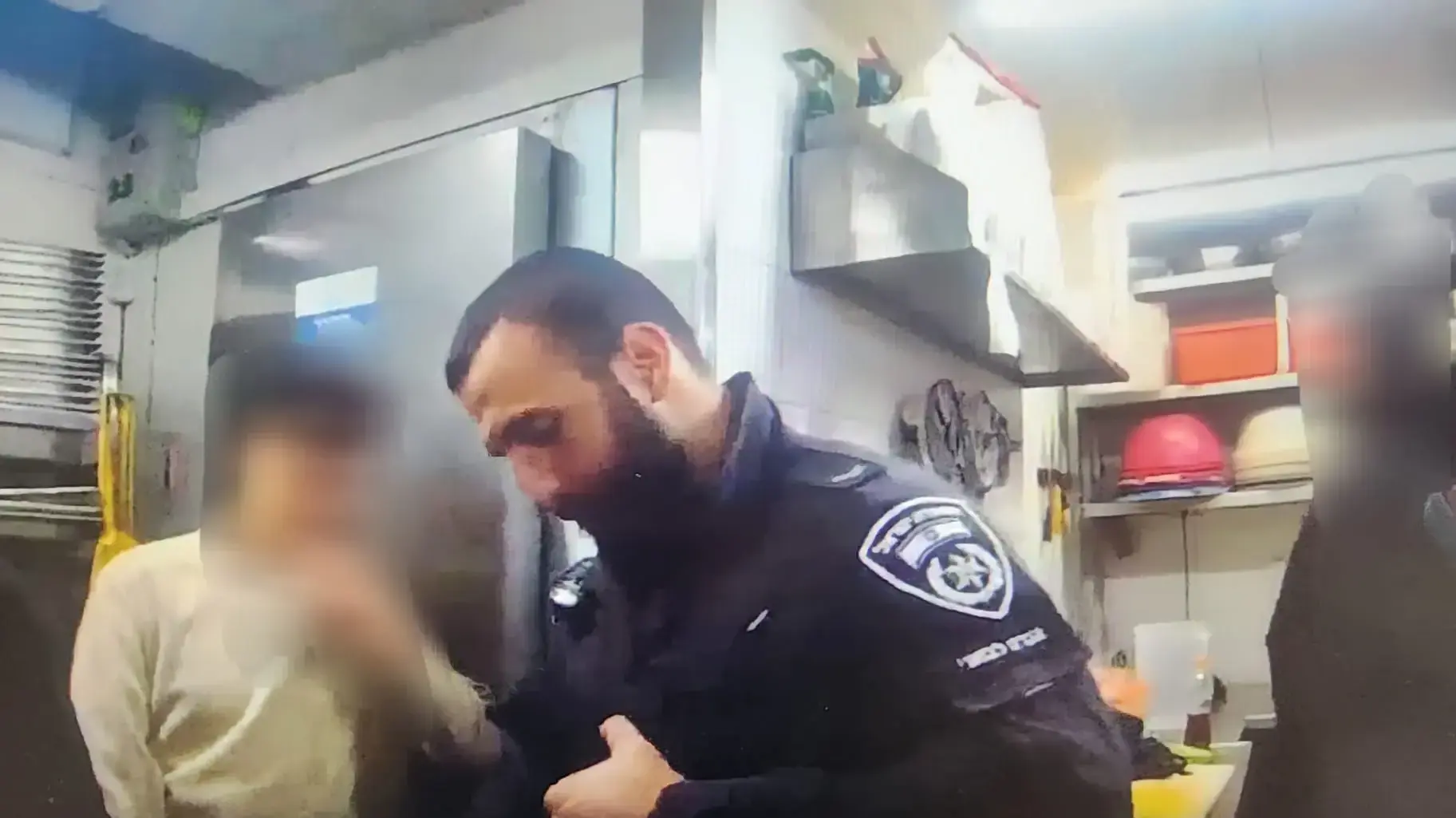 שלושה שוהים בלתי חוקיים ובעל עסק בחשד להעסקתם במרכז תל אביב, כלל החשודים יובאו הבוקר לדיון בבית המשפט שלושה שוהים בלתי חוקיים ובעל עסק בחשד להעסקתם במרכז תל אביב, כלל החשודים יובאו הבוקר לדיון בבית המשפט