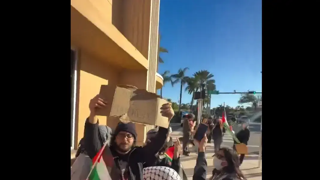 פרו-פלסטינים התעמתו היום (חמישי) עם טליק גואילי, אמו של רן גואילי החלל-החטוף שעדיין מוחזק רצועת עזה, במיאמי שבארצות הברית. פרו-פלסטינים התעמתו היום (חמישי) עם טליק גואילי, אמו של רן גואילי החלל-החטוף שעדיין מוחזק רצועת עזה, במיאמי שבארצות הברית.