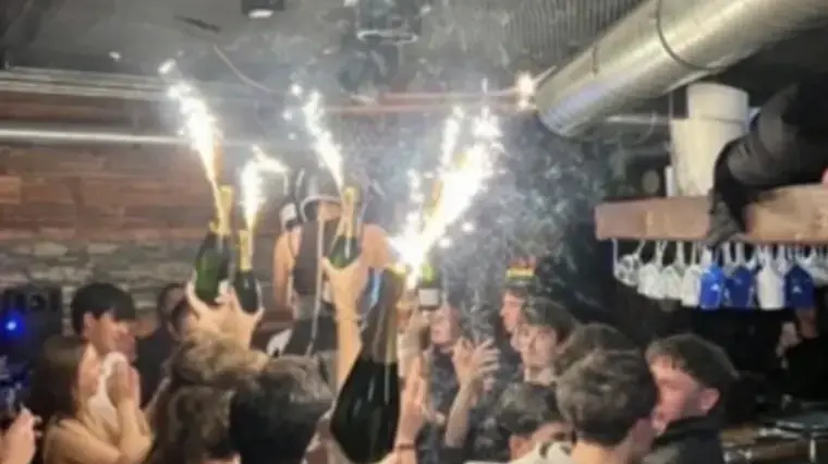 נופשים חוגגים עם זיקוקים ובקבוקי שמפניה רגע לפני האסון באתר הסקי בשווייץ
