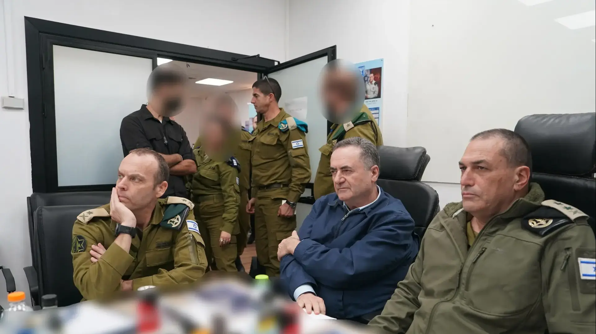שר הביטחון ישראל כ"ץ, הרמטכ"ל רא"ל אייל זמיר וראש אמ"ן אלוף שלומי בינדר באחת מהיחידות המבצעיות באגף המודיעין שר הביטחון ישראל כ"ץ, הרמטכ"ל רא"ל אייל זמיר וראש אמ"ן אלוף שלומי בינדר באחת מהיחידות המבצעיות באגף המודיעין