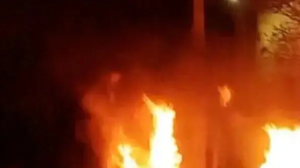 מכונית שרופה במהלך מהומות במחוז לורסטן, איראן, 1 בינואר 2026 מכונית שרופה במהלך מהומות במחוז לורסטן, איראן, 1 בינואר 2026