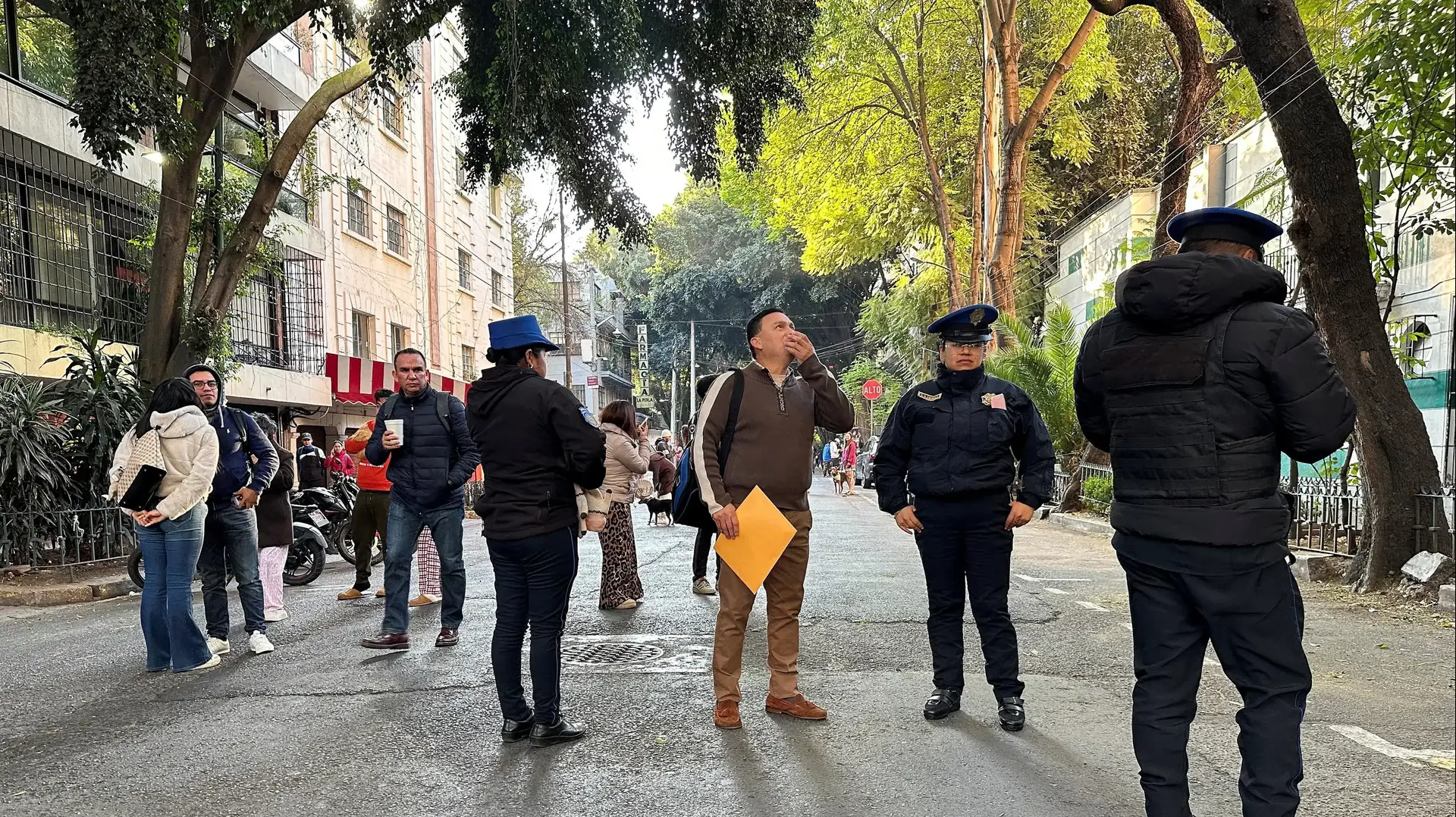 אנשים במקסיקו סיטי אחרי רעידת האדמה אנשים במקסיקו סיטי אחרי רעידת האדמה