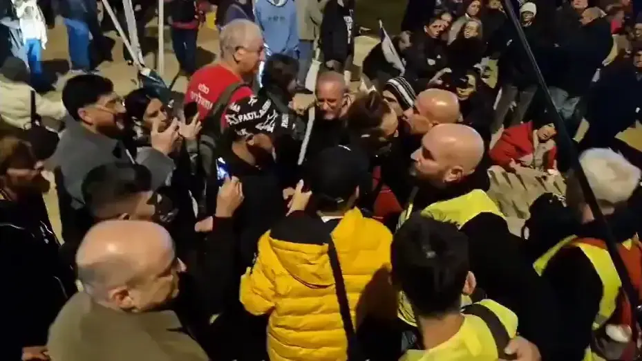 מרדכי דוד מול מפגינים בכיכר הבימה מרדכי דוד מול מפגינים בכיכר הבימה