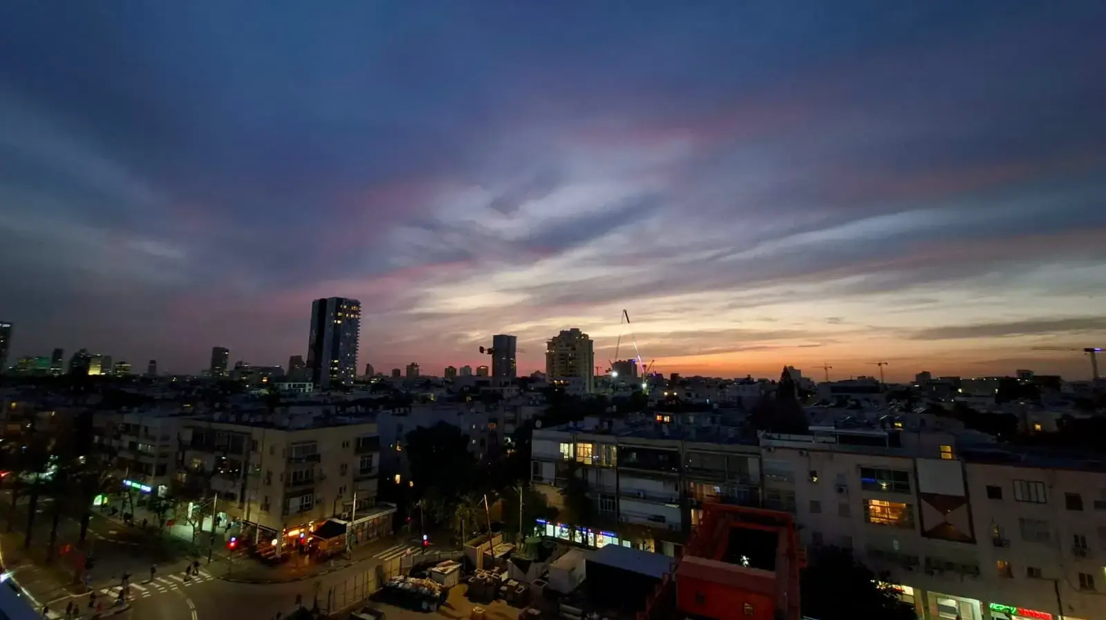 שקיעה
תל אביב
שמיים שקיעה
תל אביב
שמיים