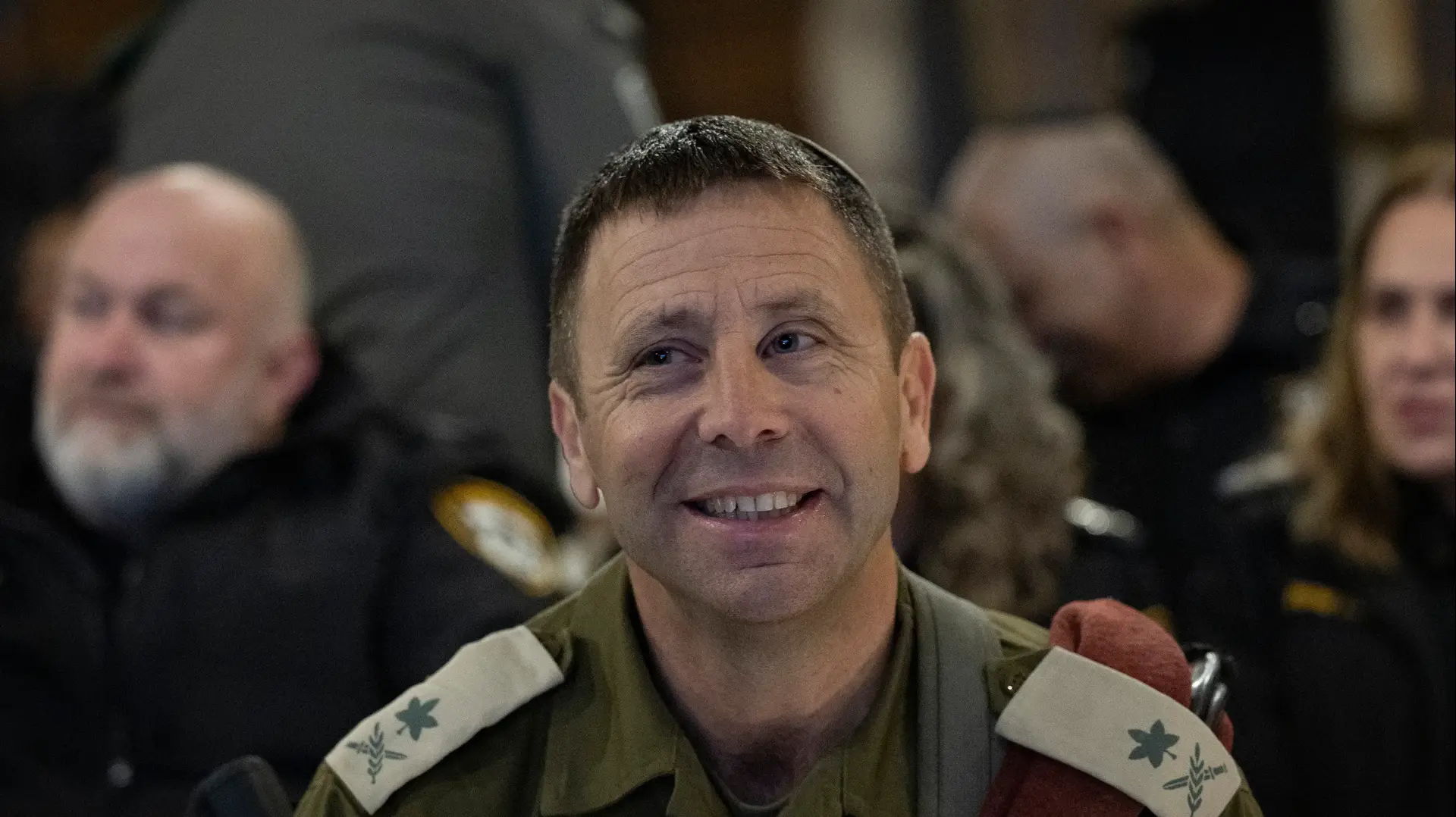 אבי בלוט בטקס טקס החלפת מפקד מחוז ירושלים, אולם ״אחר כותלינו״ במנהרות הכותל. 4 בינואר 2025 אבי בלוט בטקס טקס החלפת מפקד מחוז ירושלים, אולם ״אחר כותלינו״ במנהרות הכותל. 4 בינואר 2025