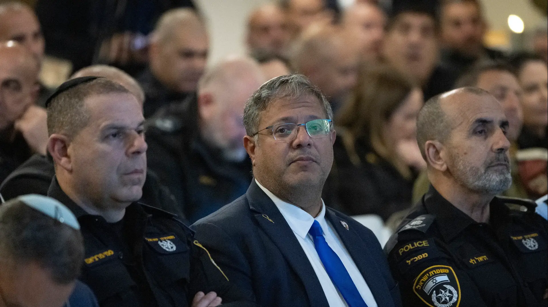 בן גביר ודני לוי בטקס טקס החלפת מפקד מחוז ירושלים, אולם ״אחר כותלינו״ במנהרות הכותל. 4 בינואר 2025 בן גביר ודני לוי בטקס טקס החלפת מפקד מחוז ירושלים, אולם ״אחר כותלינו״ במנהרות הכותל. 4 בינואר 2025