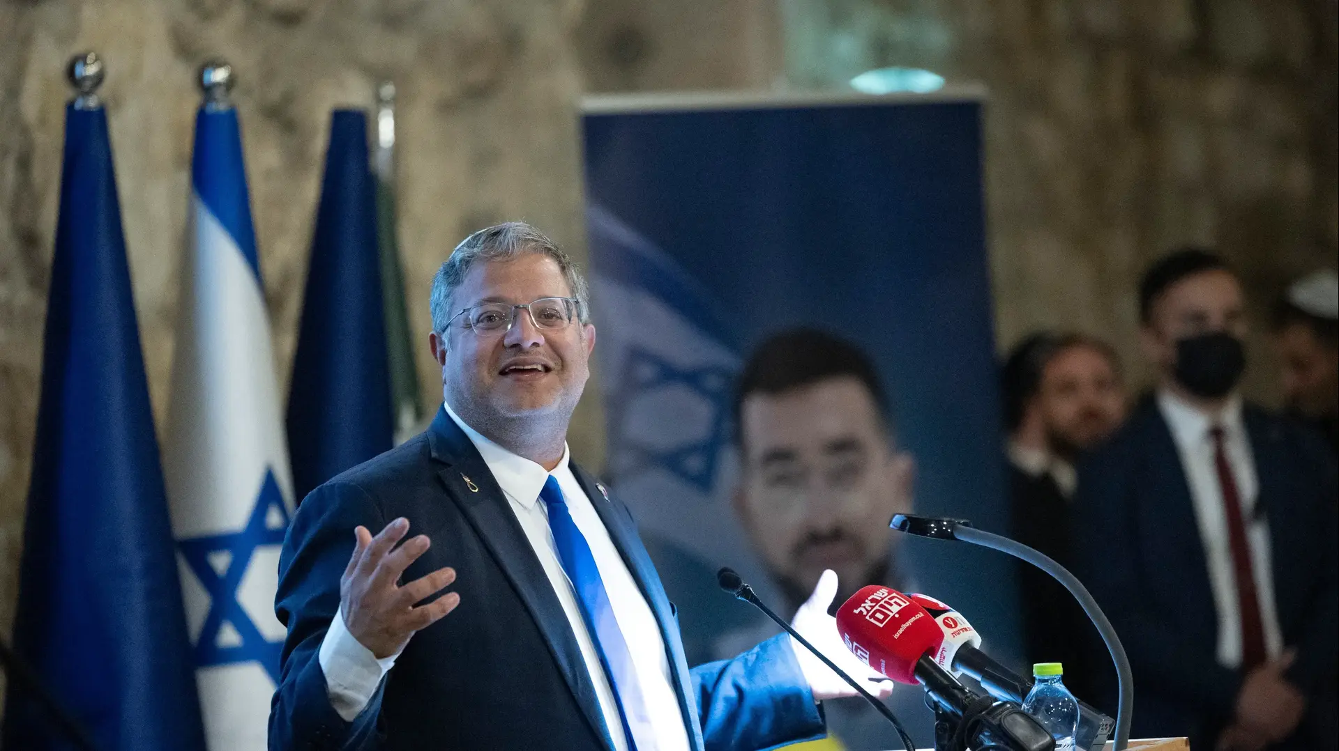 בן גביר בטקס טקס החלפת מפקד מחוז ירושלים, אולם ״אחר כותלינו״ במנהרות הכותל. 4 בינואר 2025 בן גביר בטקס טקס החלפת מפקד מחוז ירושלים, אולם ״אחר כותלינו״ במנהרות הכותל. 4 בינואר 2025