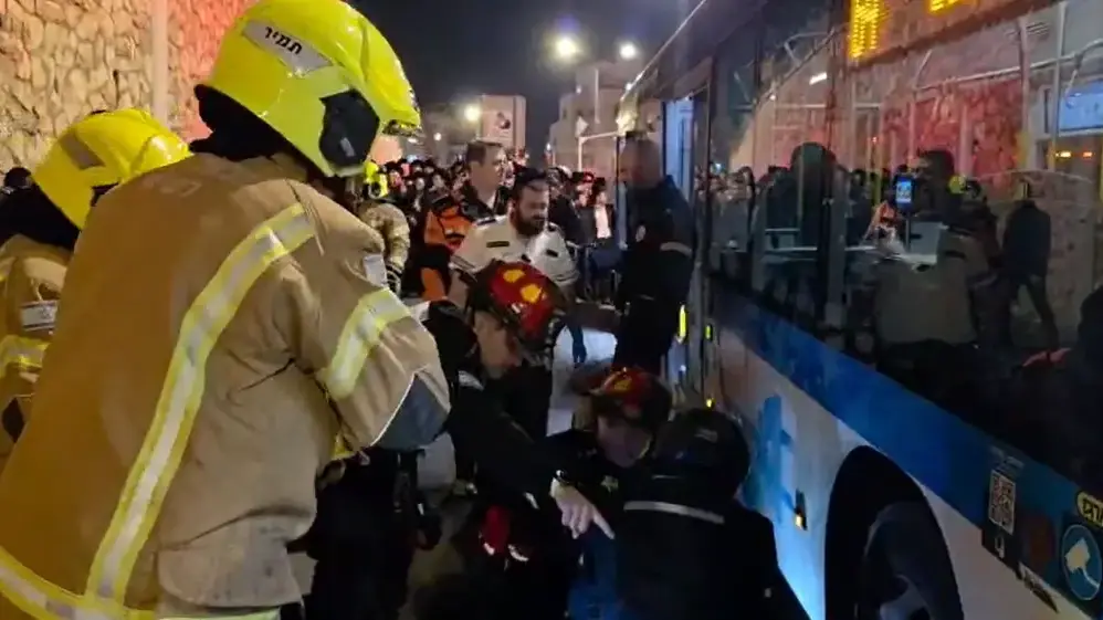 לכוד תחת אוטובוס, הפגנת חרדים נגד גיוס, ירושלים, 6 בינואר 2026 לכוד תחת אוטובוס, הפגנת חרדים נגד גיוס, ירושלים, 6 בינואר 2026
