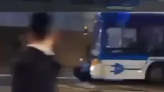 דריסת אוטובוס בהפגנת חרדים בירושלים דריסת אוטובוס בהפגנת חרדים בירושלים