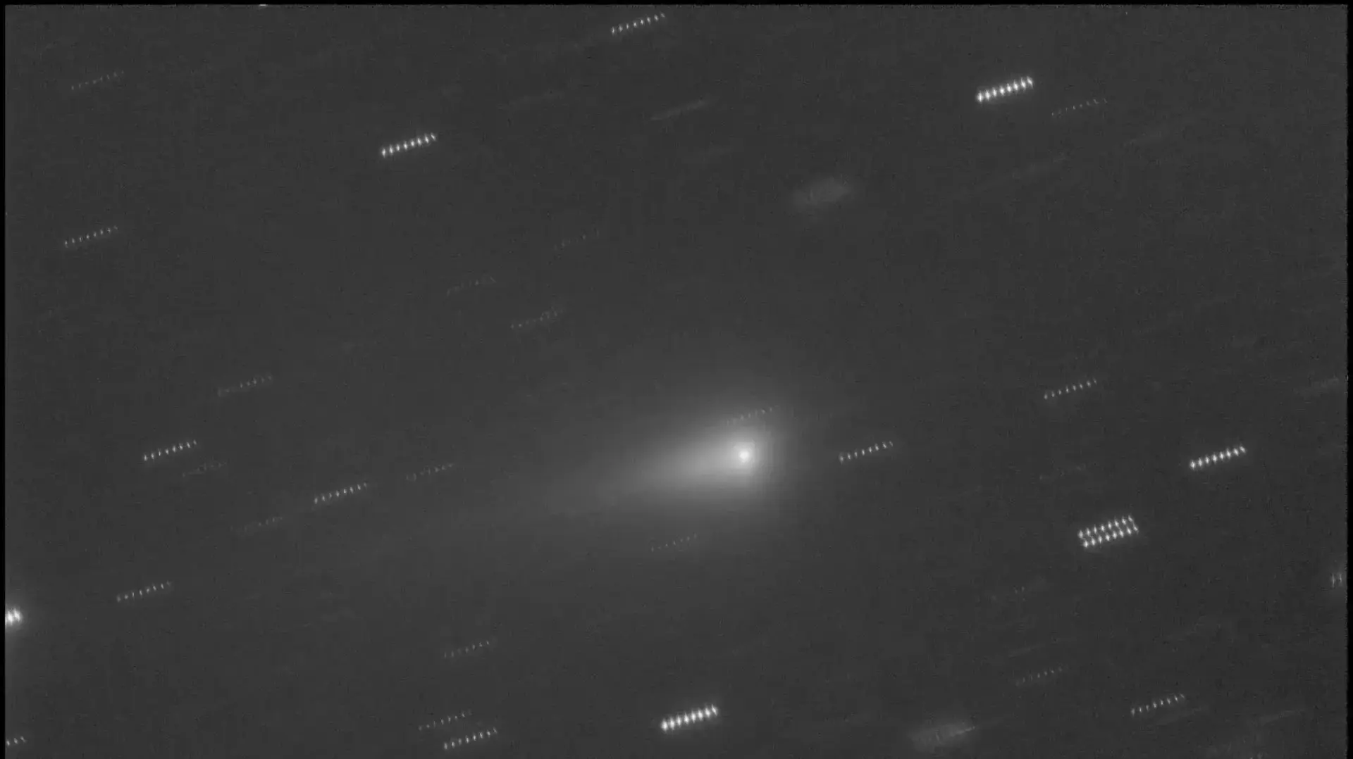 תמונה של 3I/ATLAS בשעה 3:34 UTC ב-30 בדצמבר 2025 מתשע חשיפות בנות 120 שניות, שצולמו במתקן פרויקט הטלסקופ הווירטואלי במנצ'יאנו, איטליה. סילון בולט נגד זנב נצפה בבירור בכיוון השמש, לכיוון הפינה השמאלית התחתונה תמונה של 3I/ATLAS בשעה 3:34 UTC ב-30 בדצמבר 2025 מתשע חשיפות בנות 120 שניות, שצולמו במתקן פרויקט הטלסקופ הווירטואלי במנצ'יאנו, איטליה. סילון בולט נגד זנב נצפה בבירור בכיוון השמש, לכיוון הפינה השמאלית התחתונה