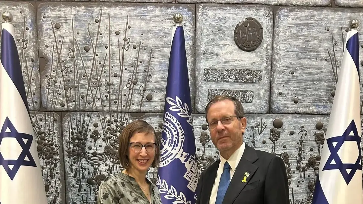 ד"ר עינת שמואלי משניידר לצד נשיא המדינה ד"ר עינת שמואלי משניידר לצד נשיא המדינה