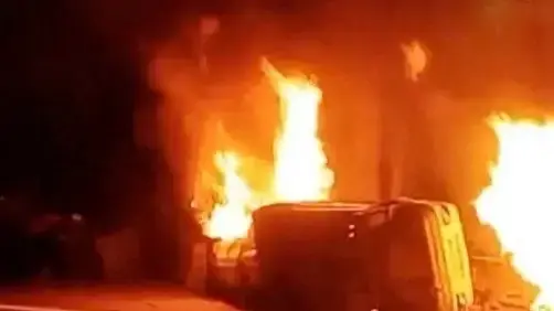 מכונית שרופה במהלך מהומות במחוז לורסטן, איראן מכונית שרופה במהלך מהומות במחוז לורסטן, איראן