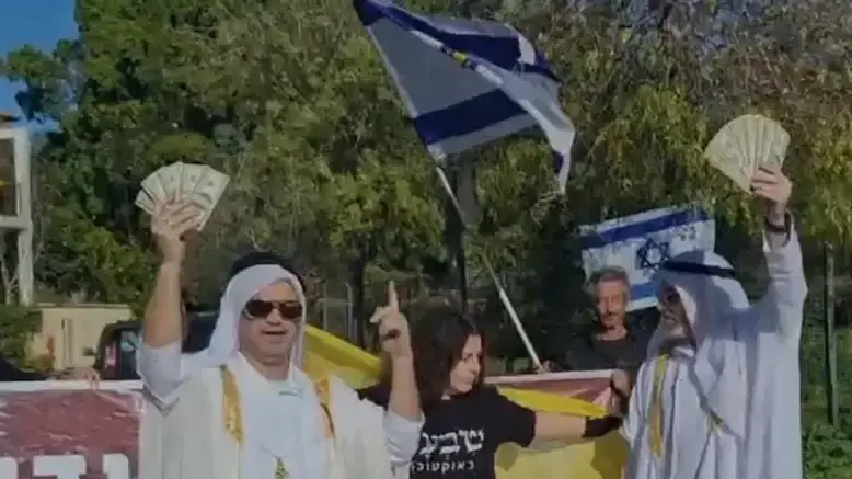 מפגינים מחוץ לביתו של השר יואב קיש מפגינים מחוץ לביתו של השר יואב קיש