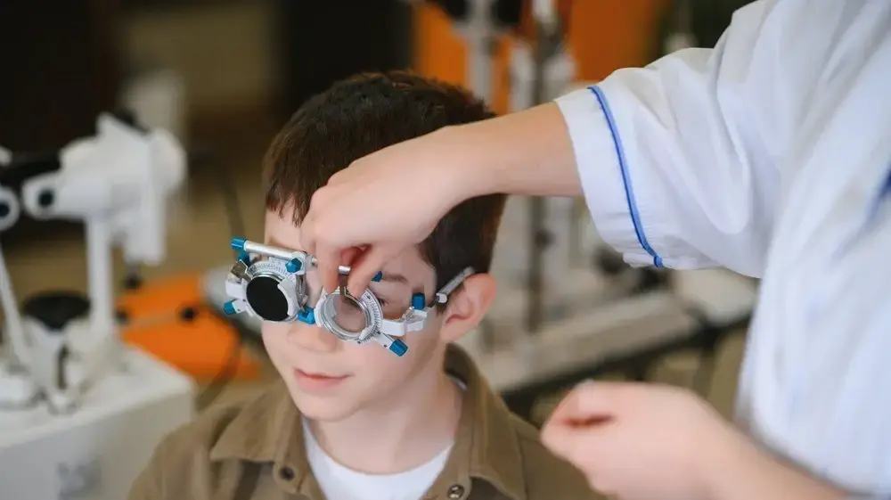 ילד בבדיקת עיניים ילד בבדיקת עיניים