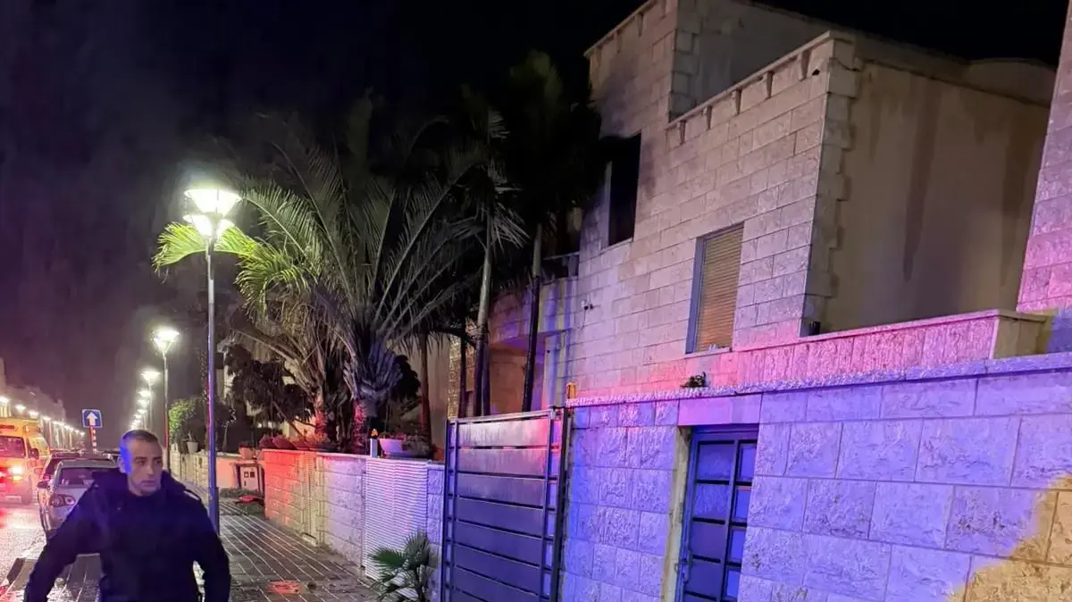 שלט עסק נעקר ממקומו, עכו, 12 בינואר 2026 שלט עסק נעקר ממקומו, עכו, 12 בינואר 2026