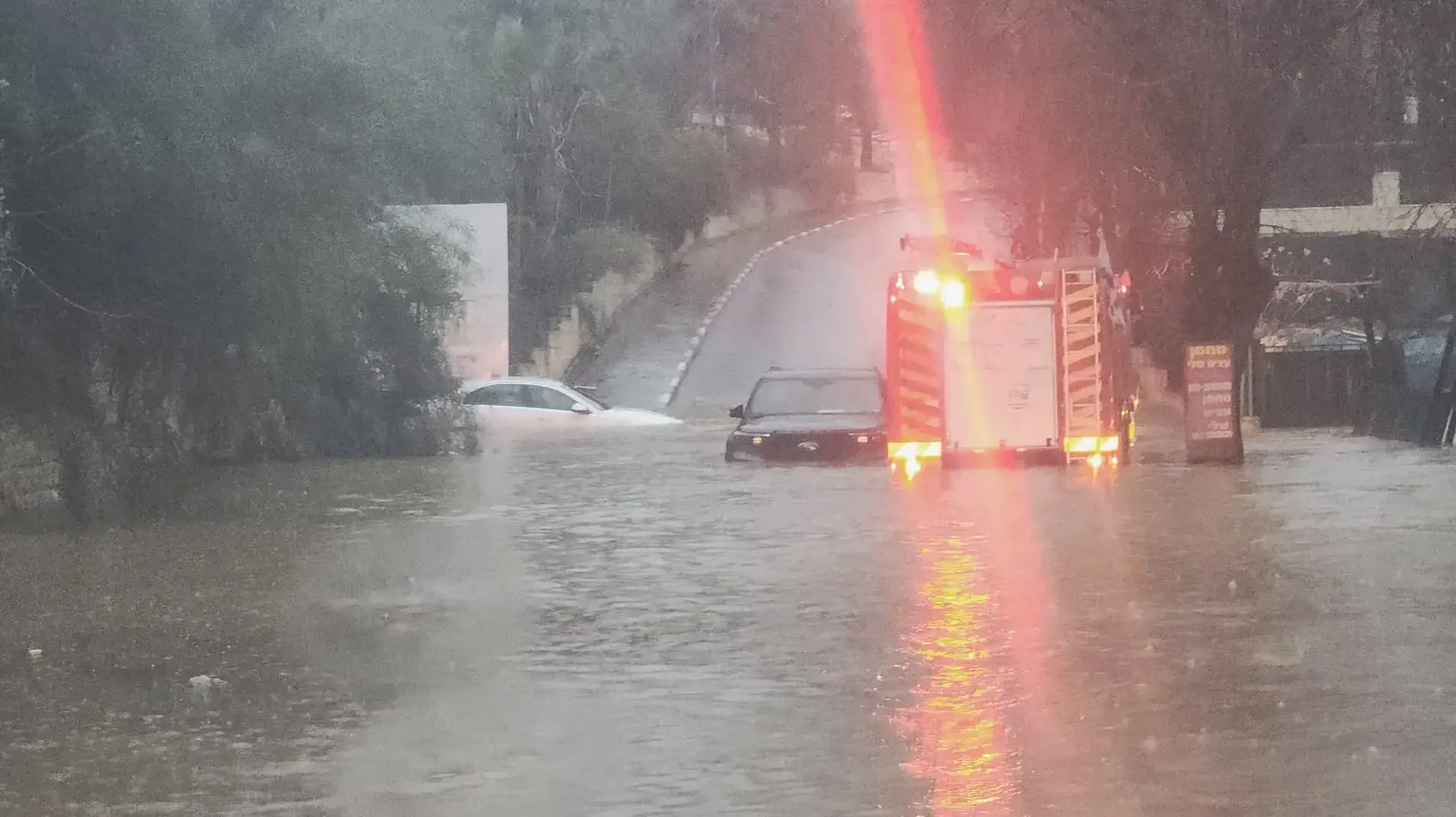 הרכב שנקלע להצפה באבו גוש, 13 בינואר 2026 הרכב שנקלע להצפה באבו גוש, 13 בינואר 2026