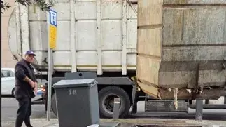 גבר זרק לפח מעטפה עם 80 אלף שקל גבר זרק לפח מעטפה עם 80 אלף שקל