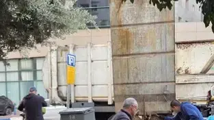 גבר זרק לפח מעטפה עם 80 אלף שקל גבר זרק לפח מעטפה עם 80 אלף שקל