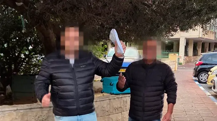 גבר זרק לפח מעטפה עם 80 אלף שקל גבר זרק לפח מעטפה עם 80 אלף שקל