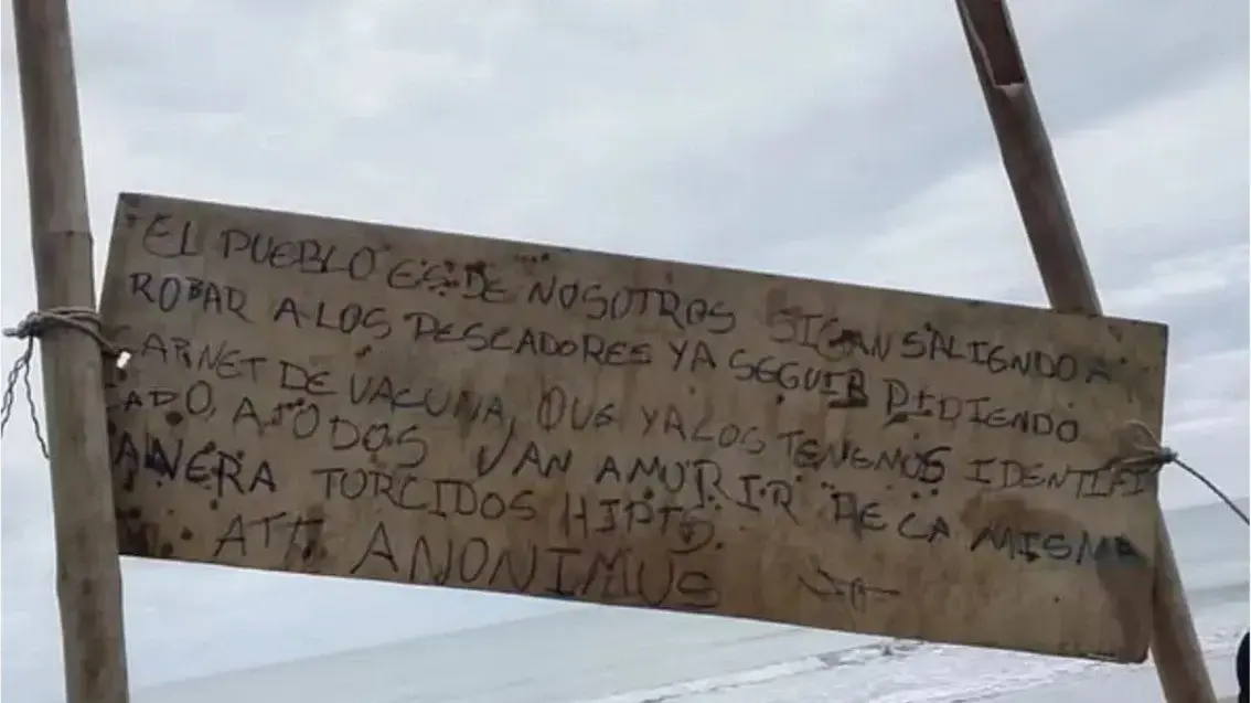 ליד הראשים ניצב שלט מאיים: "העיר שייכת לנו" ליד הראשים ניצב שלט מאיים: "העיר שייכת לנו"