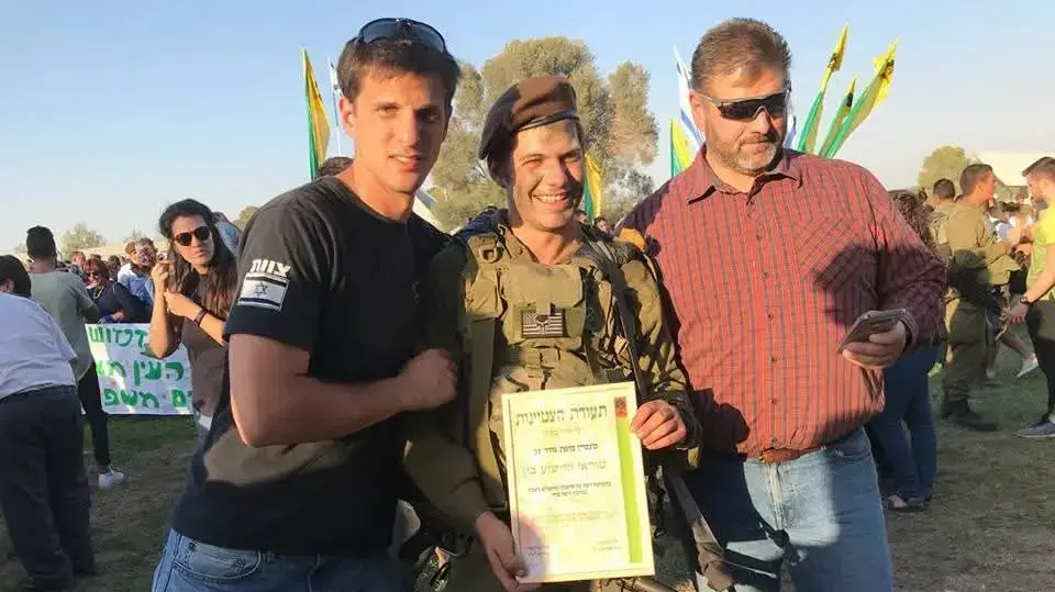 ג'וש בון (במרכז) עם אביו ועם קלקר ג'וש בון (במרכז) עם אביו ועם קלקר