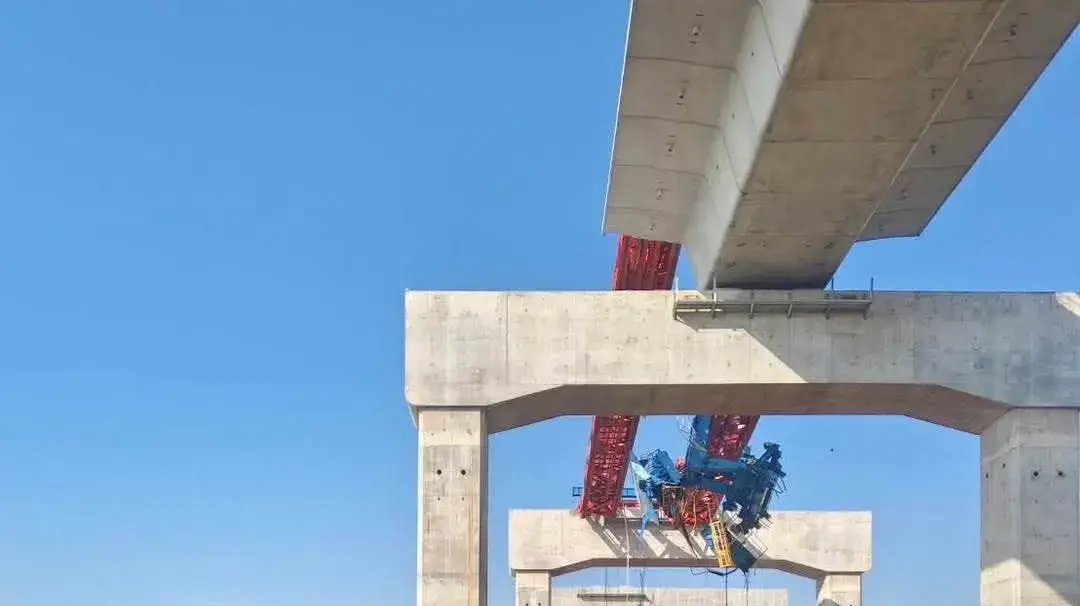 רכבת שירדה מהפסים בעקבות קריסת מנוף, תאילנד, 14 בינואר 2026