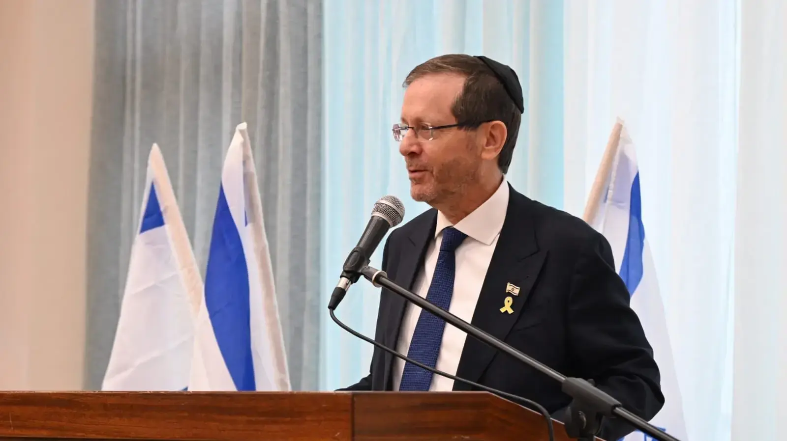 נשיא המדינה בביקורו בישיבה התיכונית "מקור חיים" בגוש עציון נשיא המדינה בביקורו בישיבה התיכונית "מקור חיים" בגוש עציון