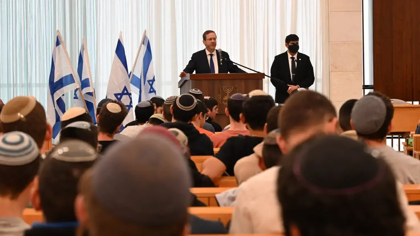 נשיא המדינה בביקורו בישיבה התיכונית "מקור חיים" בגוש עציון נשיא המדינה בביקורו בישיבה התיכונית "מקור חיים" בגוש עציון