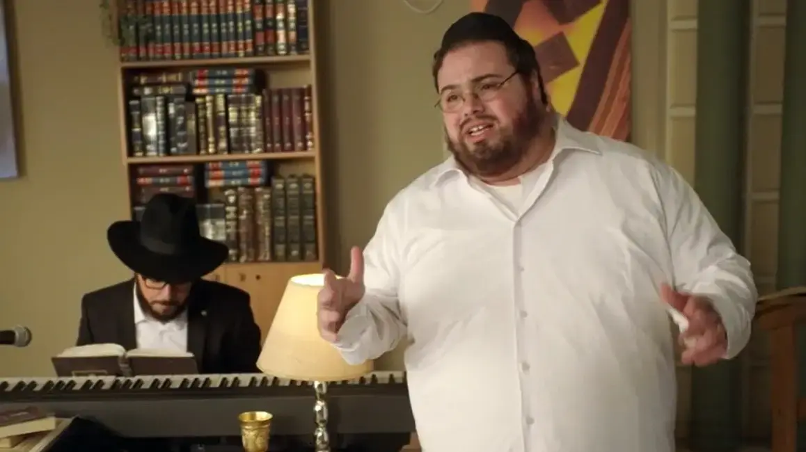 אוראל צברי ודניאל חן במערכון על "הרב תינוקא" ב"ארץ נהדרת", ששודר ב-14 בינואר 2025 בקשת אוראל צברי ודניאל חן במערכון על "הרב תינוקא" ב"ארץ נהדרת", ששודר ב-14 בינואר 2025 בקשת
