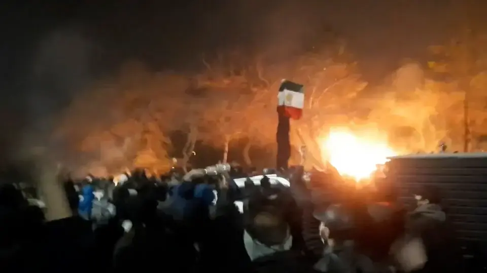 מפגין מנופף בדגל איראן המלוכנית במהלך מחאה נגד המשטר, 10 בינואר 2026 מפגין מנופף בדגל איראן המלוכנית במהלך מחאה נגד המשטר, 10 בינואר 2026