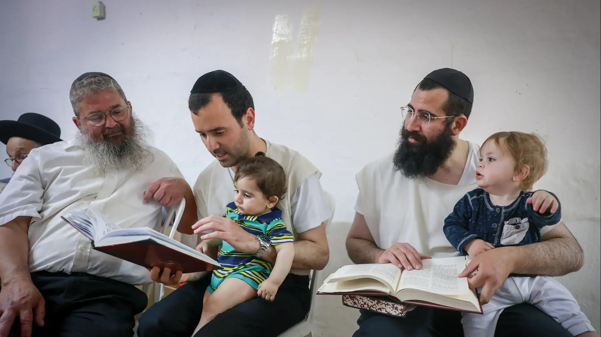 אנשים במקלט בעת אזעקה במלחמה עם איראן אנשים במקלט בעת אזעקה במלחמה עם איראן
