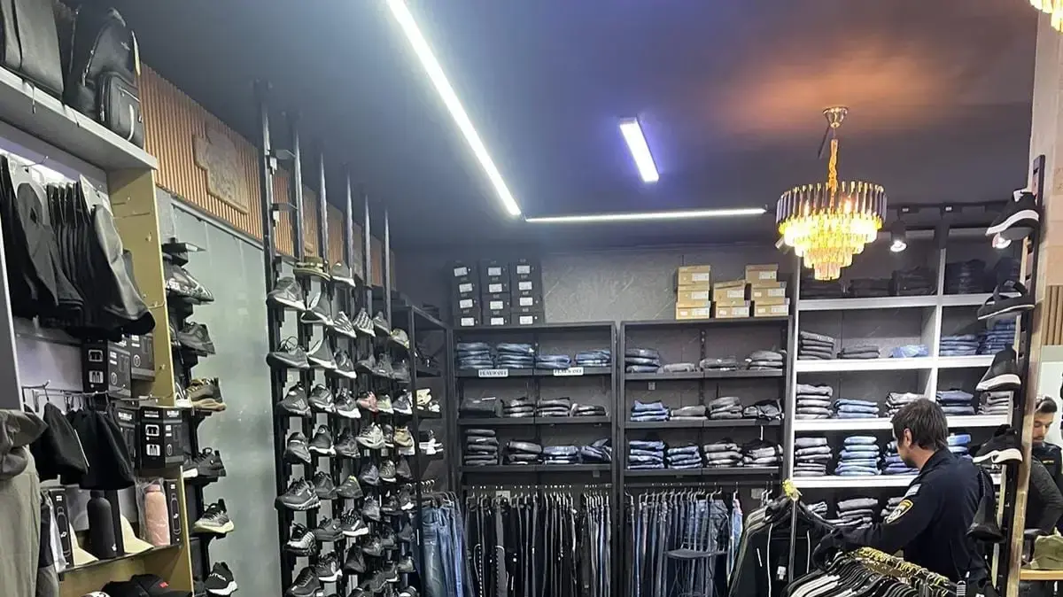 חשודים שנעצרו בחנות חליפות עם אקדחים חשודים שנעצרו בחנות חליפות עם אקדחים