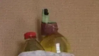 בקבוקי הבנזין ששומשו לסחיטה באיומים של בעל עסק בכפר מגוריו שבצפון