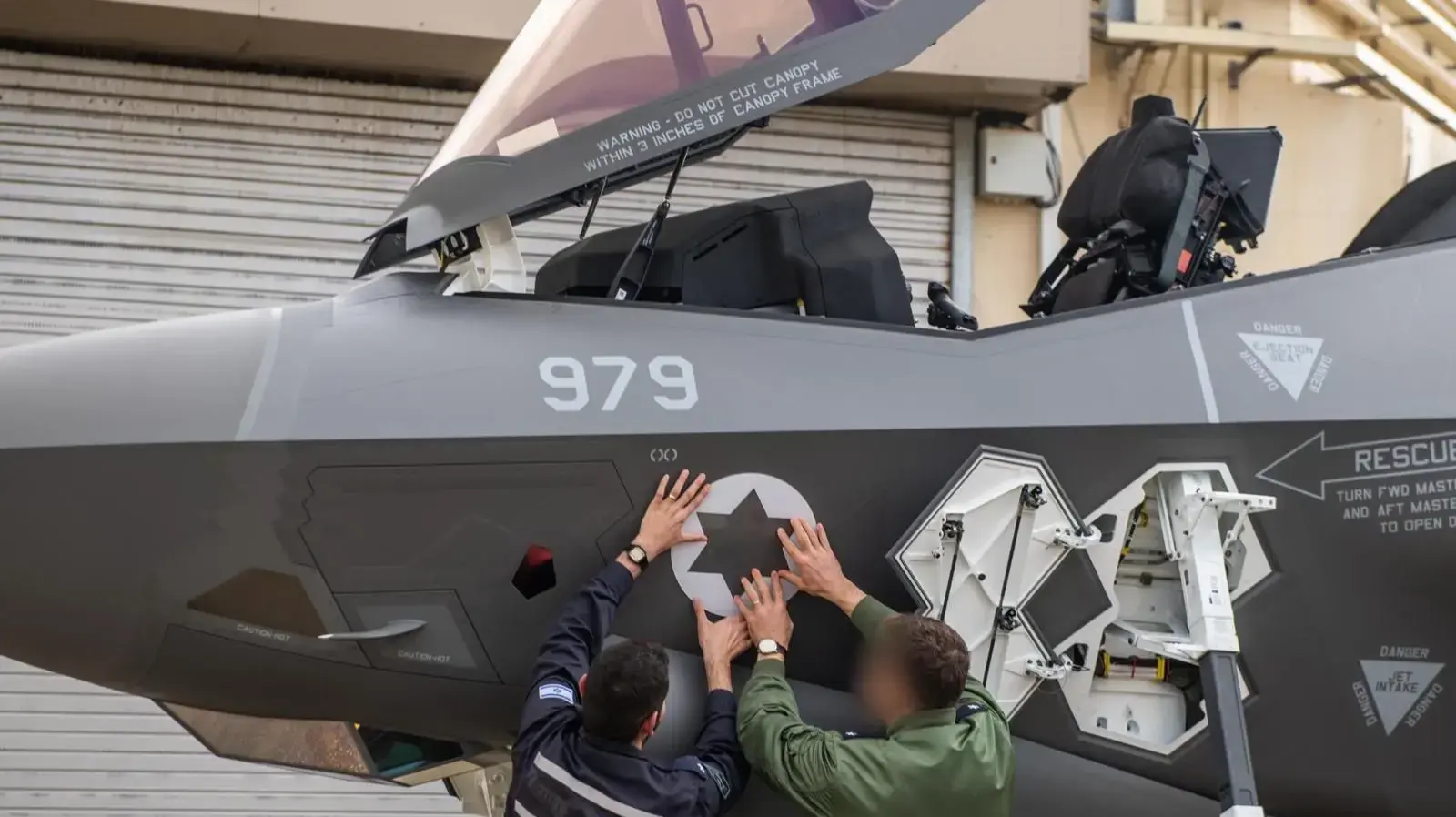 שלושה מטוסי ״אדיר״ (F-35i) חדשים נחתו בבסיס נבטים שלושה מטוסי ״אדיר״ (F-35i) חדשים נחתו בבסיס נבטים