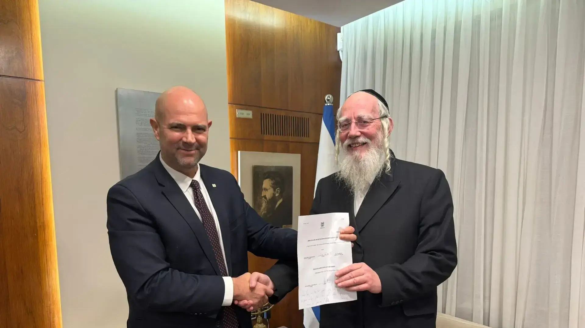 ישראל אייכלר מגיש ליושב-ראש הכנסת אמיר אוחנה את מכתב התפטרותו מהכנסת