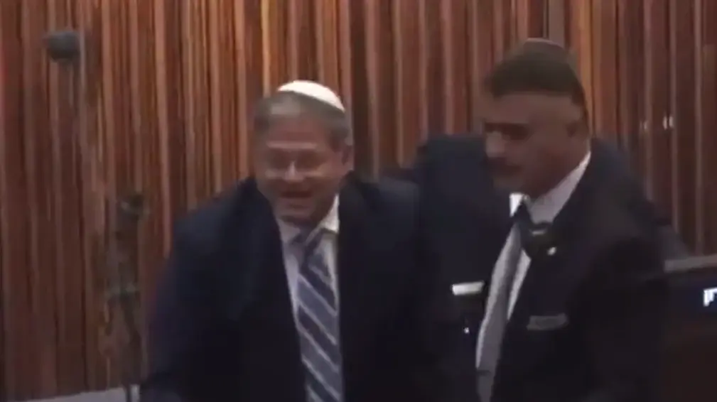 בן גביר מחלק בקלאוות בכנסת בן גביר מחלק בקלאוות בכנסת