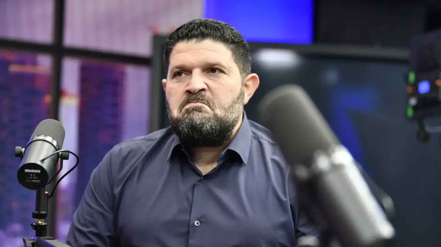 אלמוג כהן בפודקסאט של שלזינגר וסרי. אלמוג כהן בפודקסאט של שלזינגר וסרי.