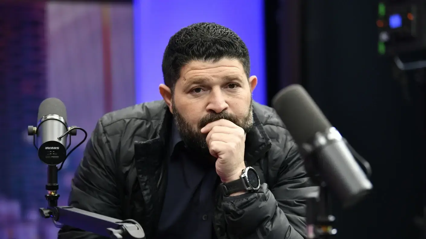 אלמוג כהן בפודקסאט של שלזינגר וסרי. אלמוג כהן בפודקסאט של שלזינגר וסרי.