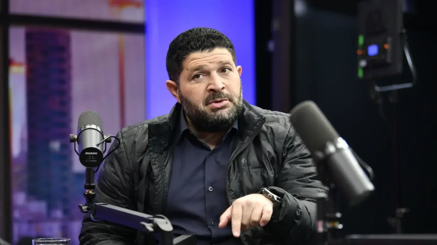 אלמוג כהן בפודקסאט של שלזינגר וסרי. אלמוג כהן בפודקסאט של שלזינגר וסרי.