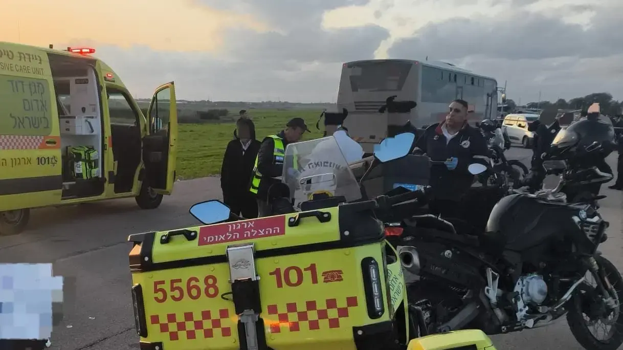 הולך רגל שנפגע מאוטובוס בכביש 3533 סמוך לקוממיות
הולך רגל שנפגע מאוטובוס בכביש 3533 סמוך לקוממיות