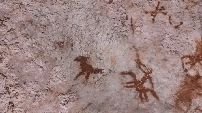 ציור קיר בן עשרות אלפי שנים שהתגלה באינדונזיה ציור קיר בן עשרות אלפי שנים שהתגלה באינדונזיה