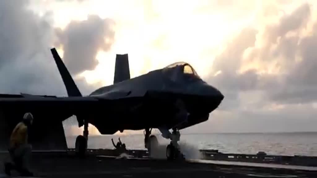 מטוסי קרב ממריאים מנושאת המטוסים USS אברהם לינקולן מטוסי קרב ממריאים מנושאת המטוסים USS אברהם לינקולן